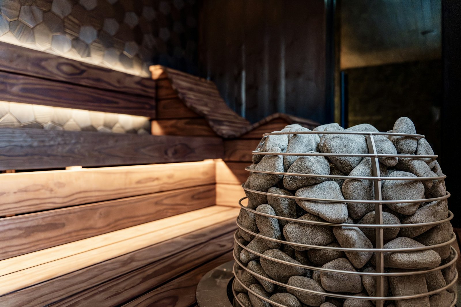 Gros plan sur les pierres chaudes d'un poêle de sauna.