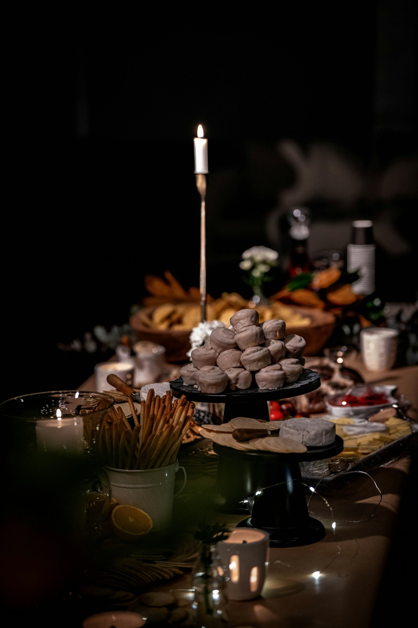 Table dressée à la bougie, assiettes et petites portions.