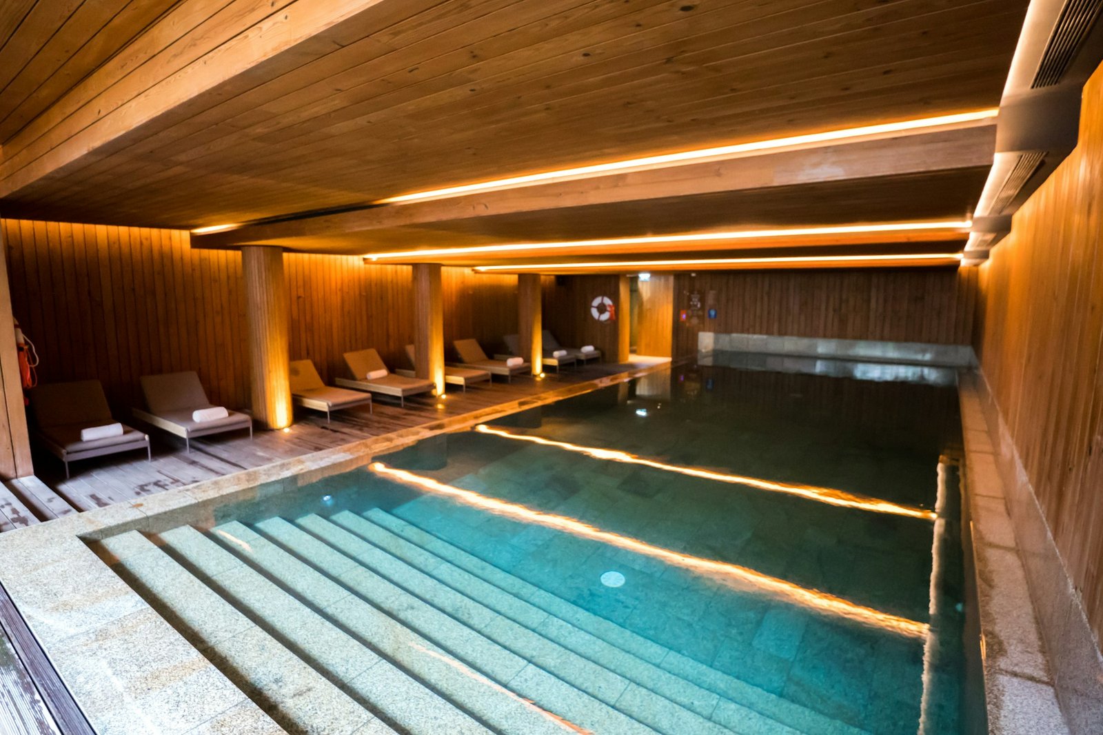 Longueur d'eau calme éclairée par un bandeau lumineux chaud.