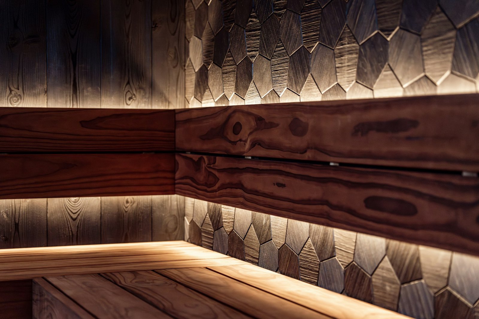 Détail des lattes de bois d'une banquette de sauna.